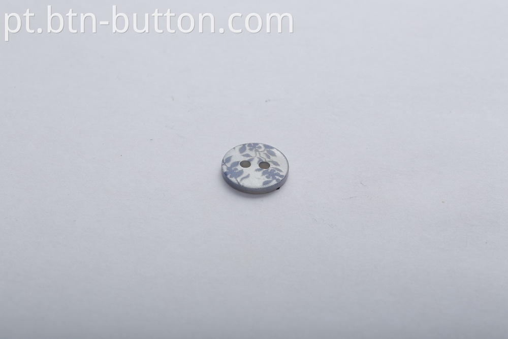 Round four-hole shell button